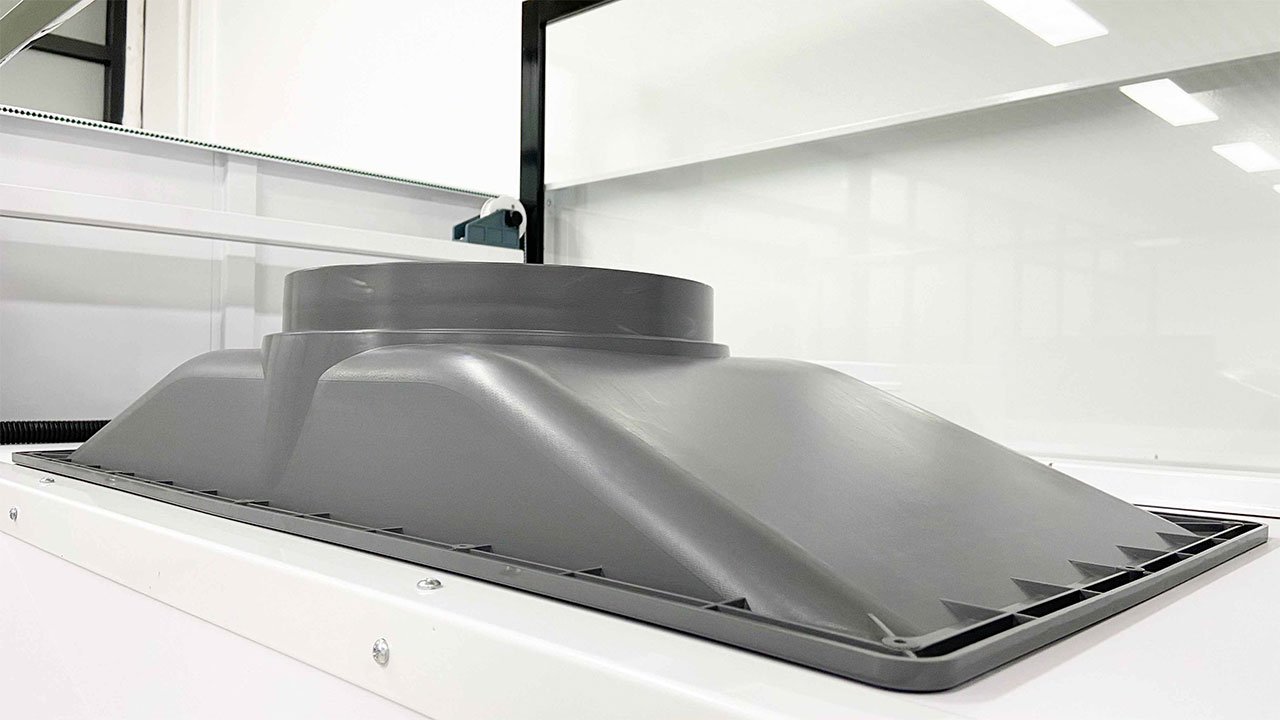 Top exhaust connection on a benchtop fume hood