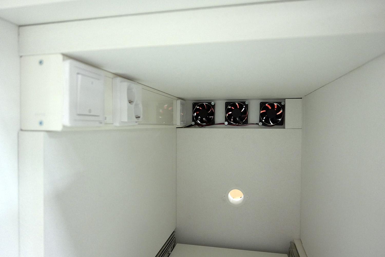 Ventilated instrument bench compartment with fans and cable opening